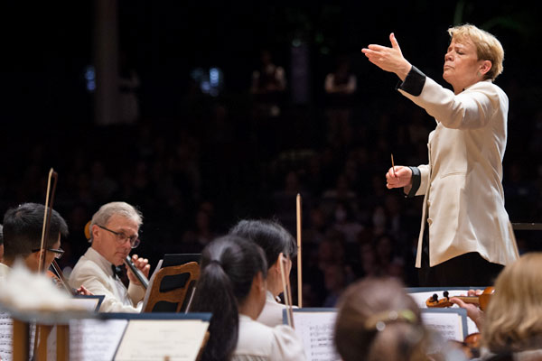 Marin Alsop conducting the Chicago Symphony Orchestra